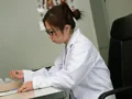 床にまき散る女医の小便