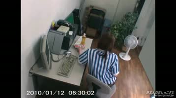 岡本奈々出演作品: コンビニ店員の秘め事