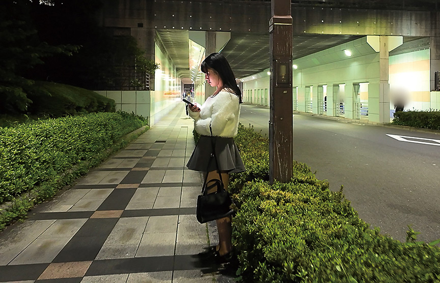 立ちんぼ巨乳女子 夜に立つ理由を密着取材！ 尾崎みのり 画像1