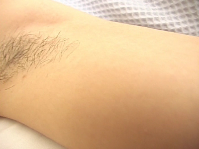 若妻のワキ毛 香しき牝臭