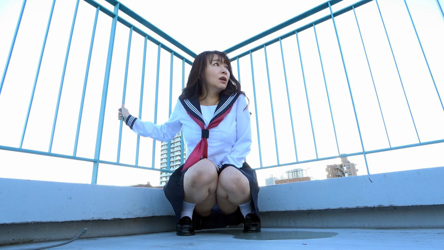 セーラー服熟女失禁羞恥 よしい美希 画像1