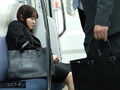 最終電車で見つけたぐっすりOLに勝手中出し 茉莉ひめか サンプル画像1