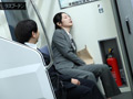 最終電車で見つけたぐっすりOLに勝手中出し 京本晴美 サンプル画像1
