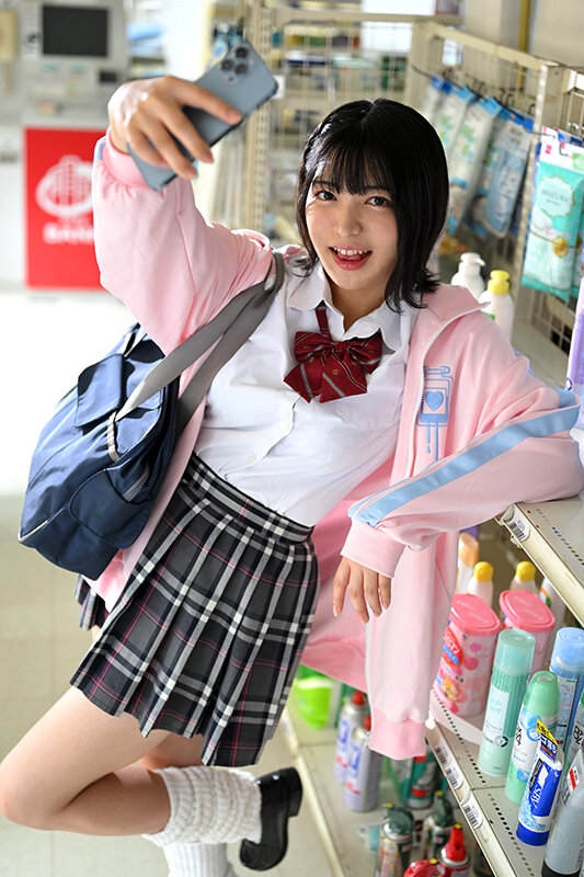 制服TikT○ker女子○生を店内に○禁! 虹村ゆみ 画像2
