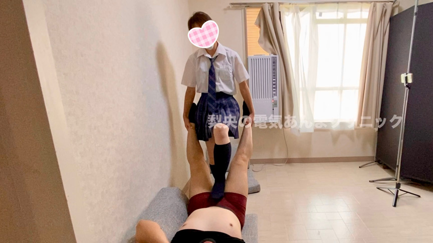 生チンを挟まれ、電気あんまをされて快楽に溺れるM男！ 画像2