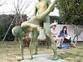 裸で銅像になりきって街角羞恥露出サムネイル５