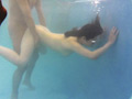 母親と息子が水中でこっそり近親相姦ゲーム2 サンプル画像4