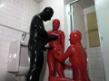Rubber Enclosure Fetish～ラバー3P公衆トイレで調教～ サンプル画像4