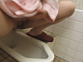 ギリギリのモザイクで見る熟女の放尿 サンプル画像16
