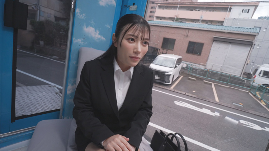 おま○こくぱぁ~しながら潮吹き我慢面接!かのん編 画像1