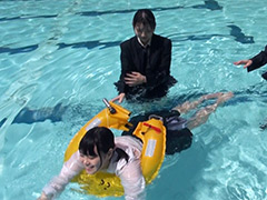 ウェット＆メッシーフェチ無料動画：乱入者と水泳訓練