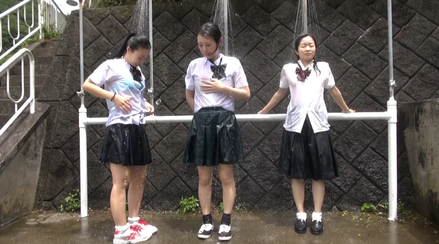 初めての制服シャワー