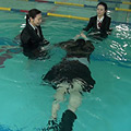 基礎練習は制服水泳
