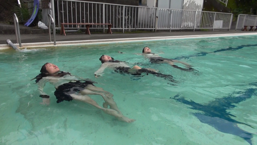 三つ巴の水中遊泳 画像3