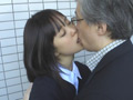 中年男と少女のしつこいキス 画像3