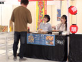 人気 AV 女優が挑戦！イカサレ屋台の中で 潮吹きながらホットドッグ売ってください！客前でイキ我慢ホットドッグ販売対決