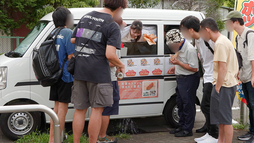 潮吹きながらホットドッグ売って小野坂ゆいか望月つぼみ 画像1