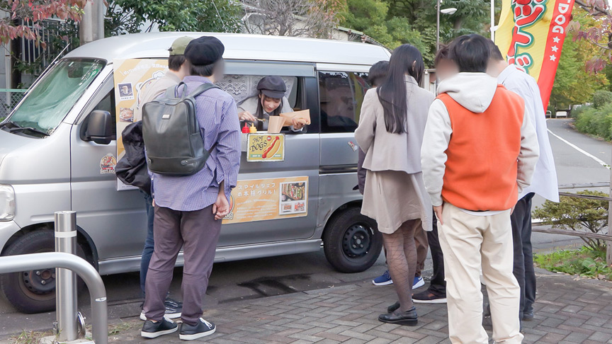 潮吹きながらホットドッグ売って小野坂ゆいか望月つぼみ 画像5