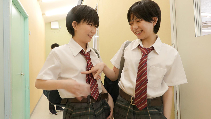 男子にバレるかな？つるぺた姉妹のなりきり健康診断 画像1