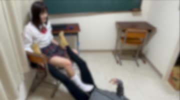 あゆ出演作品: 生徒あゆの電気アンマで敗北射精させられる教師