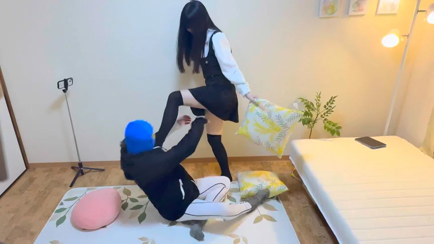 妹と兄弟喧嘩！電気アンマを掛けられ逝かされてしまう