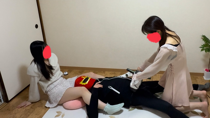動けないことをいい事に2人がかりで電気アンマ 画像2