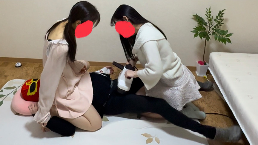 動けないことをいい事に2人がかりで電気アンマ 画像5