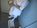 給食センターで働くおばちゃんの尿検査用採取盗撮6 サンプル画像2