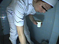 給食センターで働くおばちゃんの尿検査用採取盗撮6 サンプル画像4