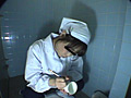 給食センターで働くおばちゃんの尿検査用採取盗撮6 サンプル画像13
