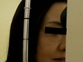 某メガネショップで視力検査中のパンツを盗撮した映像 サンプル画像4