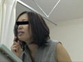 [shinsyu-0569] 某メガネショップで視力検査中のパンツを盗撮した映像のキャプチャ画像 8