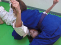 壮絶女子柔道実業団 ハッタリ女子選手絞め技・関節技制裁のサンプル画像2