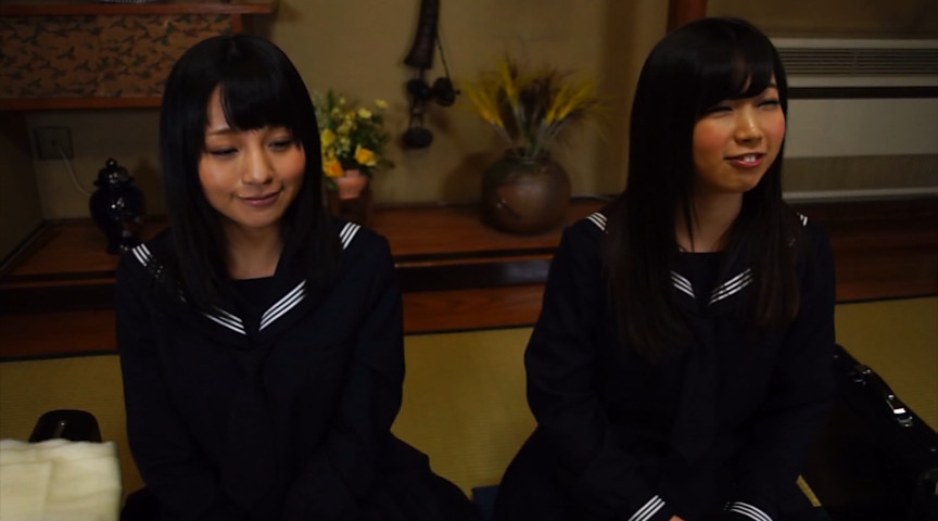 スケベオヤジが待ち構える混浴温泉で、何も知らない地元の女子校生がバスタオル一枚で温泉レポート！ 見知らぬオヤジの勃起チ○ポに囲まれたら、初めての羞恥セックスを受け入れてしまうのか！？