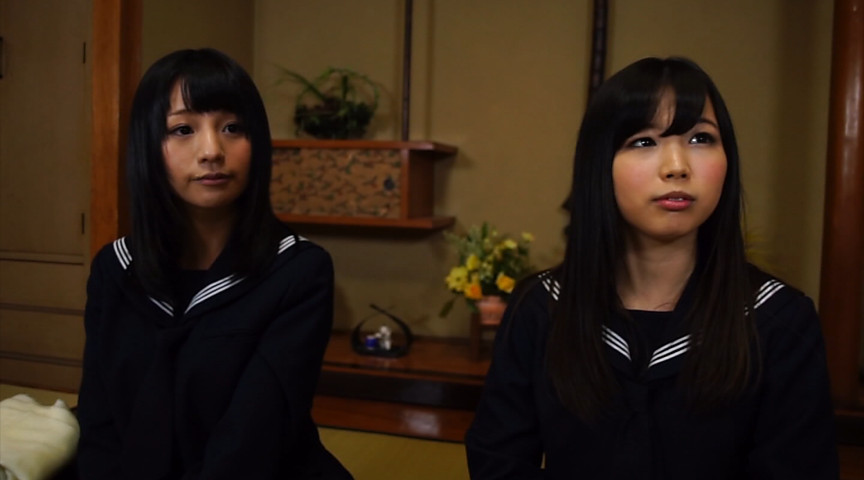 スケベオヤジが待ち構える混浴温泉で、何も知らない地元の女子校生がバスタオル一枚で温泉レポート！ 見知らぬオヤジの勃起チ○ポに囲まれたら、初めての羞恥セックスを受け入れてしまうのか！？