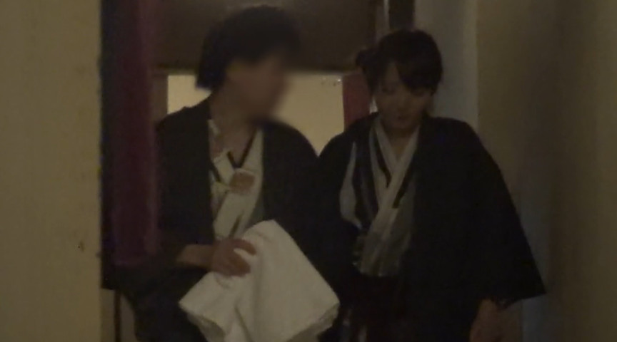 「寝取られ願望」 愛する妻が目の前の他人チ○ポに戸惑い！欲情！真正中出し！！自慢の妻をハダカで男湯へ4