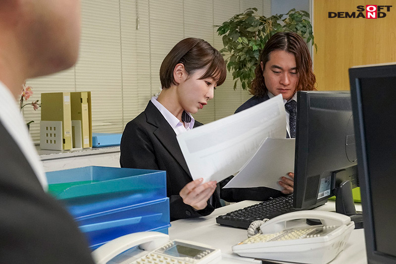 終業後の居酒屋NTR ヤリチンの後輩たちに弱みを握られた彼女は酔いつぶれた僕の隣でなされるがまま中出しされた 都築亜美｜SODクリエイト｜都築亜美｜sodcreate-7085