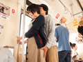 声が出せない電車の中で集団痴漢 23 歳 夏目さん 仮名 サンプル画像2
