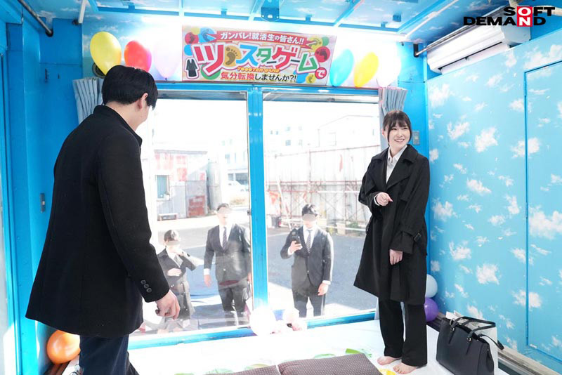 ノーパンノーブラ姿でローションツ○スターゲーム! 画像1