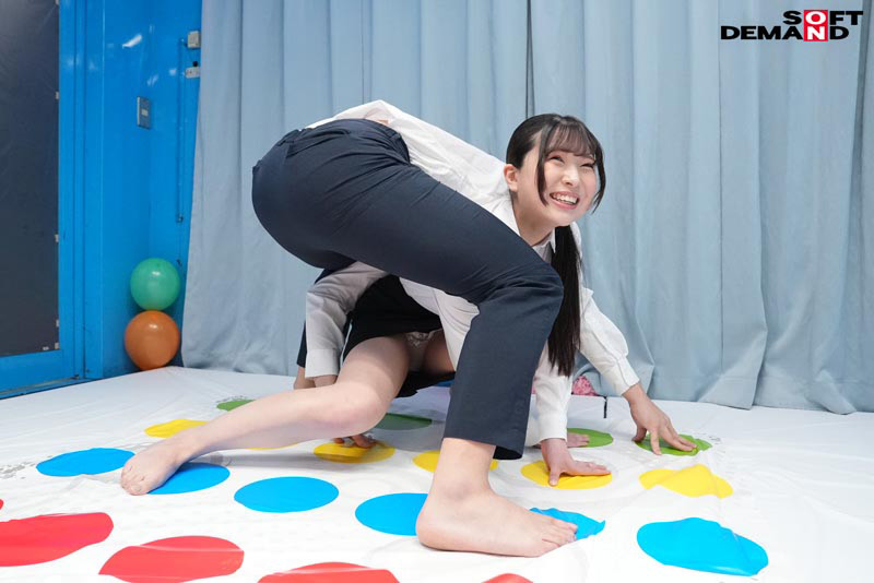 ノーパンノーブラ姿でローションツ○スターゲーム! 画像2