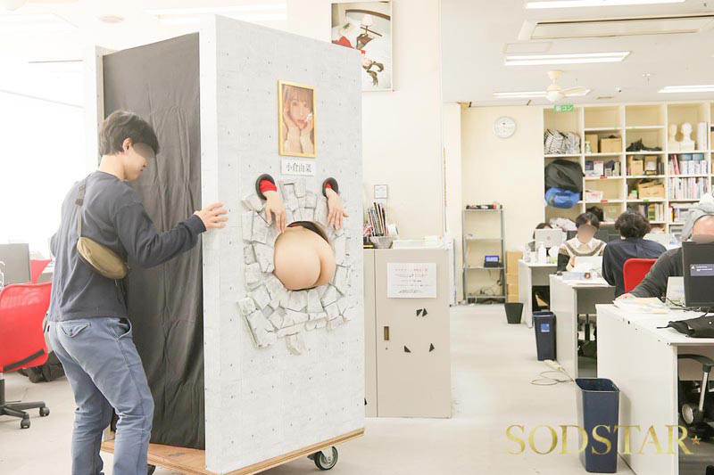 前代未聞!小倉由菜の壁尻パネルを出張レンタル! 画像2