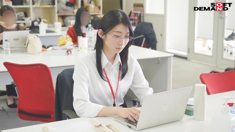 【特典版】秘書 守屋よしの 初AV出演 画像1