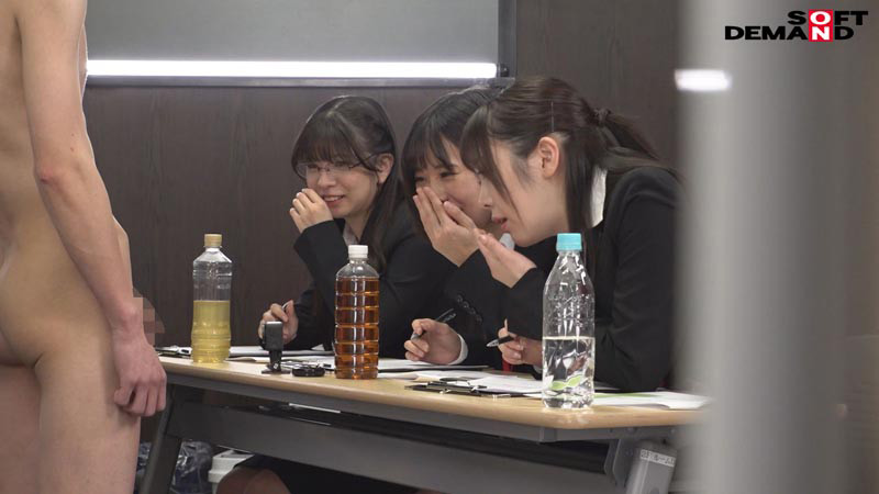 SOD女子社員試験官9名が全裸男性1名へじっくり審査 画像3