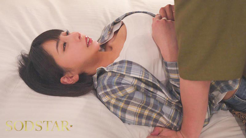避妊具なしでネチョベロ不倫中出しSEX 夏目響 3枚目