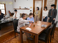 実家に嫁いできた奥さんは俺の家族が男クサさ抜群の性癖ど真ん中だったらしく、家族に忍んで全員とハメまくる絶倫人妻だったのでガテン系一家ファミリークラッシュ！ 唯井まひろ
