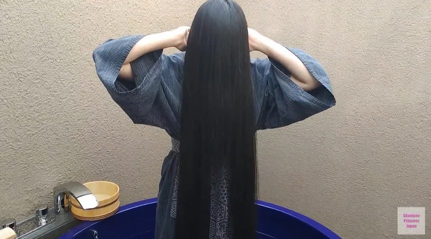濡れ髪○子が艶めかしいスーパーロングヘア若妻