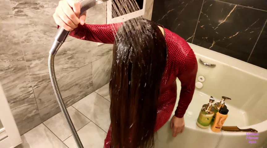 シャンプーを含んだ濡れ髪が、鞭の如く撓る