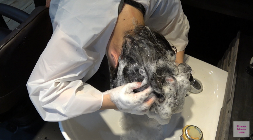 黒髪スーパーロングヘアOL 男性上司と密会シャンプー 画像3