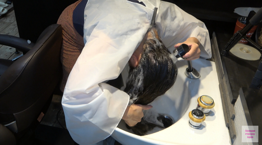 黒髪スーパーロングヘアOL 男性上司と密会シャンプー 画像4