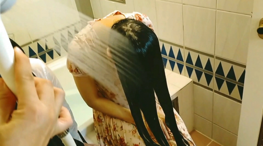 仲良しスーパーロングヘア姉妹の相互シャンプー初体験1 画像4